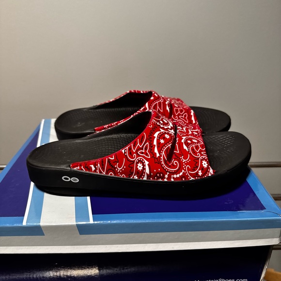 OOFOS - Red Bandana Pattern Slides - Picture 2 of 7